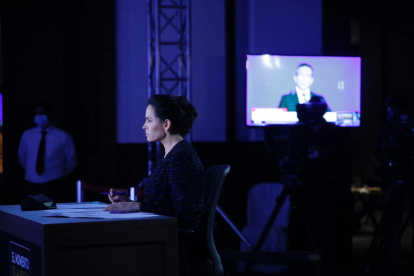 Andrea Bernal fue la moderadora del debate de primera vuelta organizado por la Cámara de Comercio y la UESS.