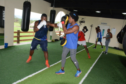Tricolor. Ítalo Perea (i) y Julio César Castillo en uno de las prácticas en Portoviejo.