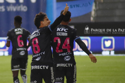 Los jugadores de Independiente del Valle celebran el primer gol en su casa.