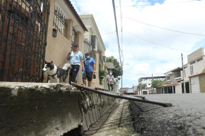 Los vecinos de Urdesa central deben caminar por veredas estrechas con el peligro de caer a los huecos que hay en la calzada.