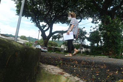 La persona de  la tercera edad camina a diario por varias calles de Urdesa Central que están regeneradas.