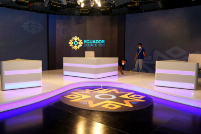 El escenario para el debate presidencial, organizado por el Consejo Nacional Electoral (CNE), poco antes del inicio del  evento.