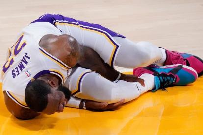 Lesión. A James le cayó en el tobillo Solomon Hill con sus 103 kilos y 2 metros de altura.