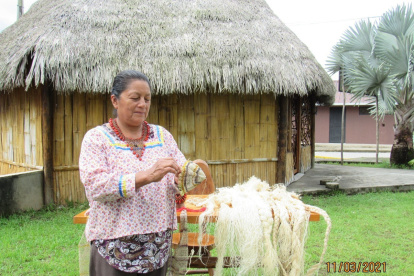 Tejidos. Daisy Chiguango, desde el exterior de la casa Sacha Maki (manos de la selva), exhibe la fibra de chambira