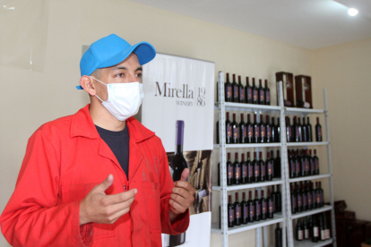 En las visitas los usuarios ven todo el proceso de elaboración y pueden probar los vinos de Mirella Wibery. Tardan un año en prepararse.