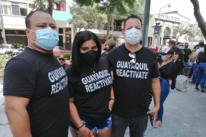 Los protestantes portan carteles, bocinas y camisetas de color negro con leyendas como "Guayaquil reactívate" y "el pueblo solo salva al pueblo".