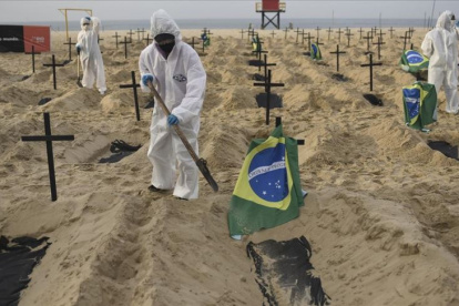 Pese a que Brasil es el epicentro mundial de la pandemia, el líder de la ultraderecha brasileña reforzó este lunes su negacionismo y resaltó que el país es un "ejemplo" en el combate a un virus que deja más de 2.000 decesos por día.