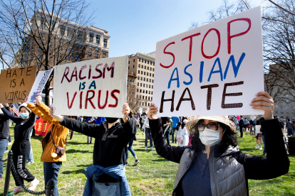 Cientos de personas se reúnen en una manifestación para expresar su rechazo al odio contra los asiáticos, el 21 de marzo de 2021.