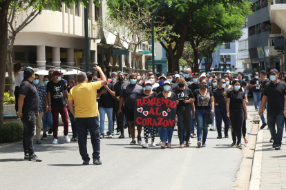Marcha. Decenas de trabajadores de los centros de diversión nocturna de Guayaquil salieron ayer a las calles para solicitarle al Cabildo que extienda la venta de bebidas alcohólicas. Portaron pancartas y camisetas negras en señal de luto.