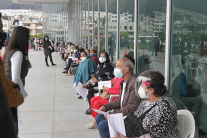 Los adultos mayores fueron al Bicentenario e hicieron largas filas.