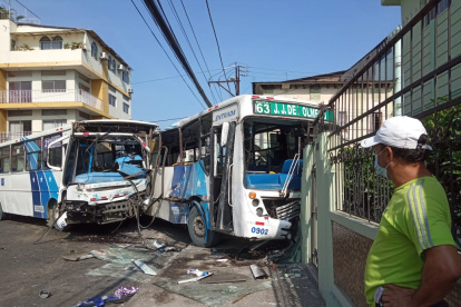 Dos unidades de transporte chocaron esta mañana, en Guayaquil.