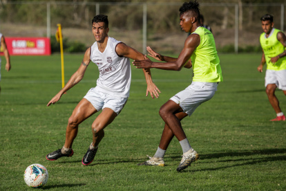 Michael Hoyos (i), volante de Barcelona, ya podrá debutar en el torneo nacional.