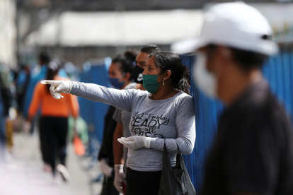 Una persona con mascarilla este viernes en el mercado de San Roque, uno de los mas grandes de Quito (Ecuador).