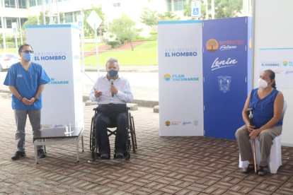 El presidente Lenín Moreno junto al ministro de Salud, Mauro Falconí, en Guayaquil.