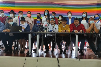 El coordinador Marlon Santi y el excandidato Yaku Pérez participaron de la rueda de prensa en la sede del movimiento en Quito.