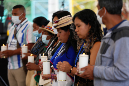 Víctimas de las Farc encienden velas durante el acto de reconocimiento de responsabilidad por parte de los ex comandantes de las Farc.