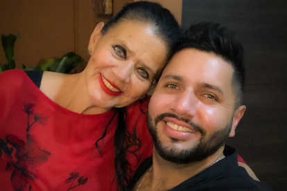 Nicolás con su madre Rocío.