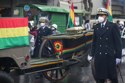 Una escolta de la Armada traslada la urna con los restos del héroe del Topáter, Eduardo Abaroa, en la plaza que lleva el nombre del prócer en el barrio residencial de Sopocachi de la ciudad de La Paz, en el inicio de los actos del Día del Mar, cuando Bolivia conmemora 142 años de la pérdida de su litoral. EFE/Martin Alipaz