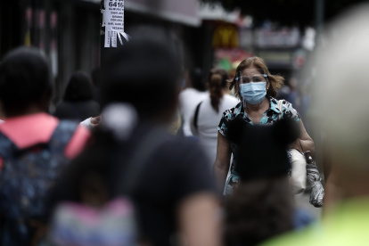 A nivel nacional se contabilizaron 2.809 contagios para un aumento del 20% al compararse con la semana comprendida entre el 1 y el 7 de marzo. EFE/Jeffrey Arguedas/Archivo