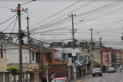 Los moradores se quejan del exceso de cables. Indican que, cuando estos se caen o son descartados, nadie se responsabiliza por ellos.