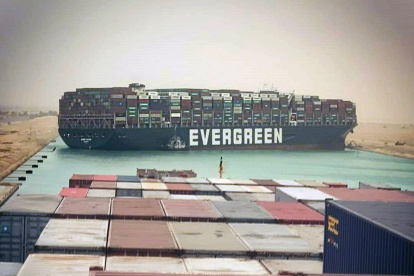 Una nave panameña bloquea Canal de Suez al ladearse por una tormenta.