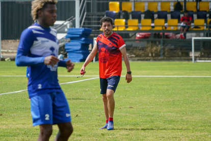 Paúl Vélez, entrenador del Cetáceo, en una de las jornadas de prácticas.