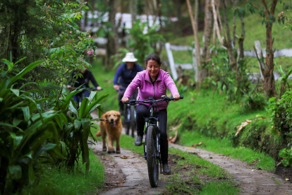 Vista de la "Estancia de la Campiña", con sus bicicletas eléctricas utilizadas por los turistas, el 22 de marzo, en Nono, al noroeste de Quito.