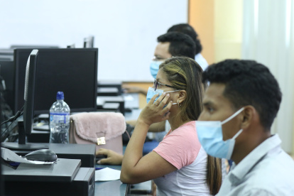 La Universidad de Guayaquil fue una de las sede habilitadas para que rindan la prueba quienes no tengan implementos tecnológicos.