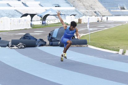 Sensaciones. Xavier Casierra, seleccionado de atletismo del Guayas, fue el primero en probar parte de la pista que está a poco de reabrirse.