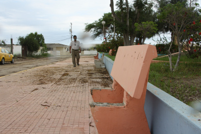 Deterioro. En el parque del barrio General Enríquez Gallo, los asientos están destruidos, así como las veredas, los bordillos y las jardineras
