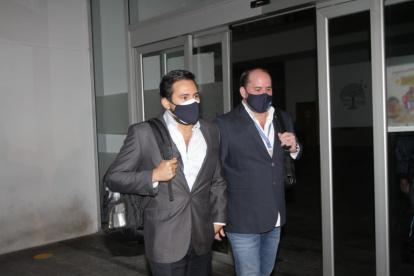 El abogado Carlos Barquet, procurador síndico del Municipio, y el doctor Carlos Salvador, director de Salud, a la salida de la reunión con el ministro.