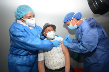Vacunación en el Hospital Luz Elena Arismendi del sur de Quito.