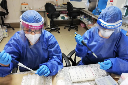 Personal de la UCE evaluando la inmunidad contra el coronavirus.