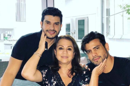 Pablo con Efraín y su madre, Nachita.
