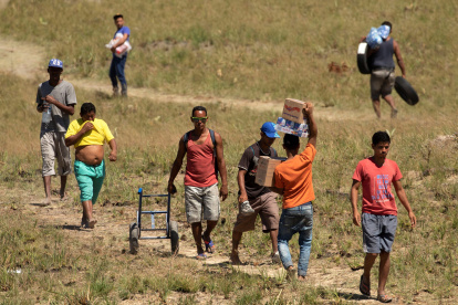 Fotografía de archivo de venezolanos que cruzan la frontera entre Brasil y Venezuela en la localidad fronteriza de Pacaraima (Brasil).