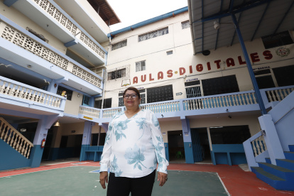 Martha Córdova mira con orgullo la escuela Semillitas de Guayaquil, que el año pasado dejó de funcionar por la pandemia y que ella reabrirá para acoger a 400 niños del suburbio de Guayaquil.