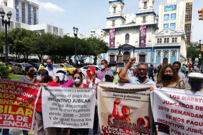 Los maestros jubilados de Guayaquil han realizado plantones para exigir el pago de sus bonificaciones.