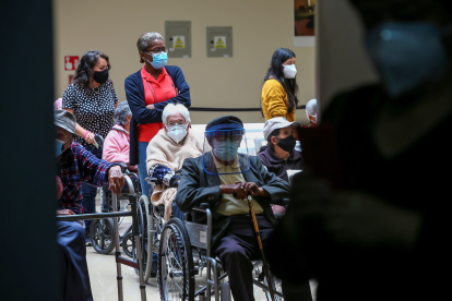 AME5567. QUITO (ECUADOR), 25/03/2021.- Adultos mayores esperan hoy para ser vacunados contra la covid-19, algunos acompañados por sus familiares en el Hospital Luz Elena Arismendi de Quito (Ecuador). Ecuador sumó este jueves 1.849 nuevos casos de covid-19 y elevó a 318.656 su cifra de personas contagiadas durante la pandemia, informó el Ministerio de Salud Pública. El 4 de marzo comenzó en el país la "Fase 1", con la que se prevé inmunizar a 2 millones de personas hasta el 20 de mayo, proceso que va excesivamente lento y que ya ha costado el puesto a dos ministros de Salud: Juan Carlos Zevallos y Rodolfo Farfán. EFE/José Jácome