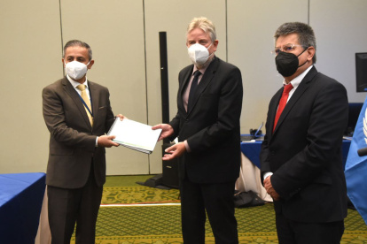 El viceministro de Gobierno, Patricio Ramírez, en representación del #MDG, recibió el proyecto “Diagnóstico de necesidades para enfrentar la delincuencia organizada  
transnacional y la violencia en el área de frontera entre Ecuador y Colombia”, ejecutado por