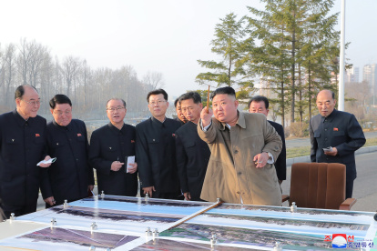 El líder norcoreano Kim Jong-un (al frente) inspecciona un sitio en el que se construirán casas adosadas junto al río alrededor de la Puerta Pothong en Pyongyang, Corea del Norte, el 25 de marzo de 2021