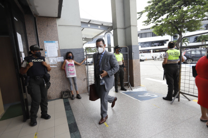 Asistencia. Carlos Sánchez, defensa de la exgerente de Los Ceibos Susana Mera, procesada en dos casos.