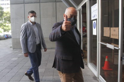 Diligencia. El ministro de Finanzas Mauricio Pozo, a su ingreso a la Fiscalía este viernes 26 de marzo