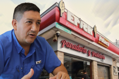 Wilson Flores atiende a la clientela en la panadería de su propiedad, en el norte de Guayaquil.