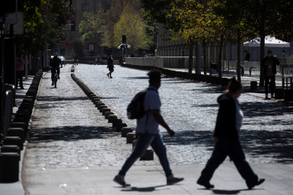 Personas fueron registradas este viernes al cruzar por una calle de Santiago de Chile.