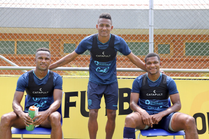 Walter Chalá (i) y José Carabalí (c) son dos opciones concretas para jugar como volante izquierda.