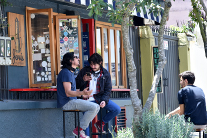 La Floresta se popularizó por sus cafés, bares y coloridos murales.
