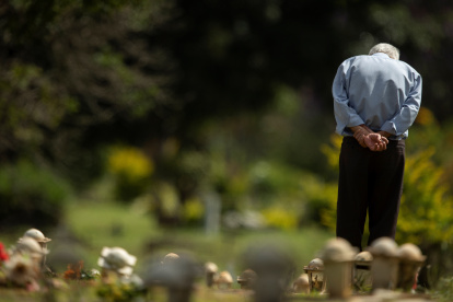 Un hombre visita una tumba en el cementerio Campo de Esperanza en Brasilia.