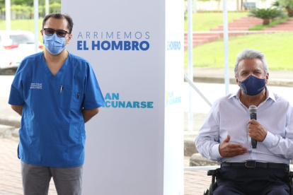 El ministro de Salud, Mauro Falconí junto al presidente Lenín Moreno el martes en Guayaquil.