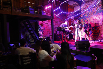 Show en vivo. La cantante Abby Lara inauguró las noches de jazz en Diva Nicotina el pasado jueves.