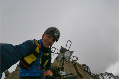 Tricolor. Karl Egloff, al lograr un nuevo récord de la travesía en los Ilinizas.
